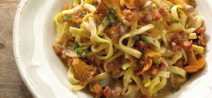 Frische Tagliatelle mit Pfifferlingsauce und Petersilie