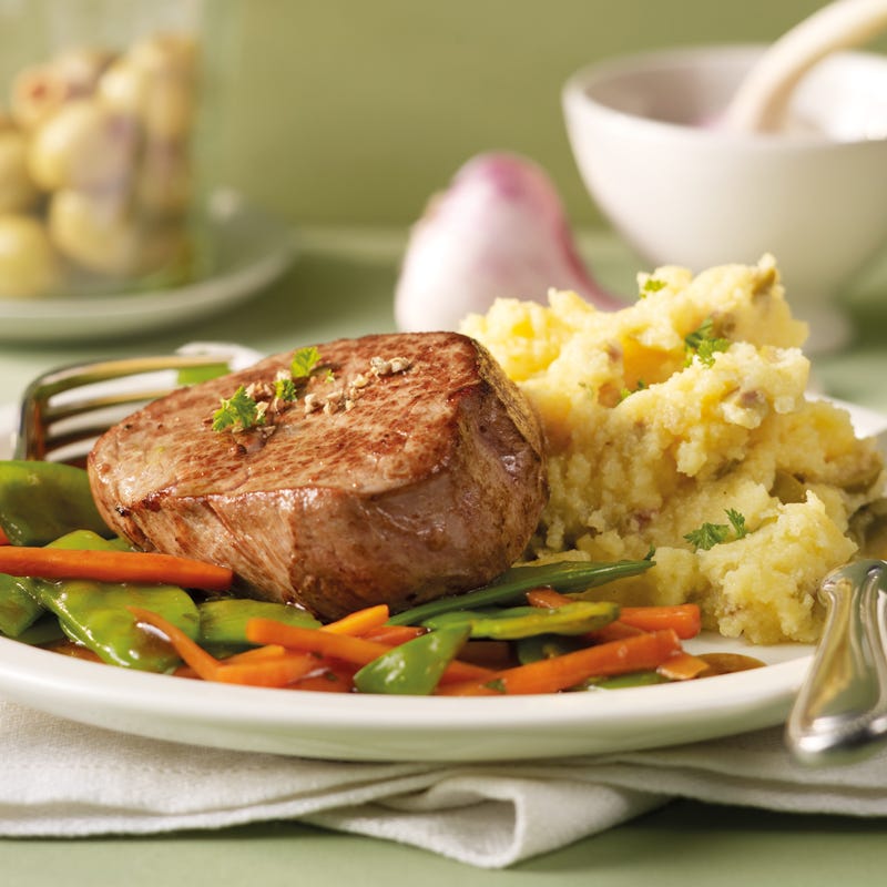 Foto Zarte Rinderhüftsteaks mit buntem Gemüse und Oreganopolenta von WW