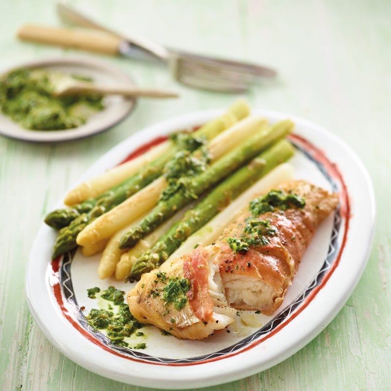Zanderfilet im Schinkenmantel mit Spargel und Salsa verde