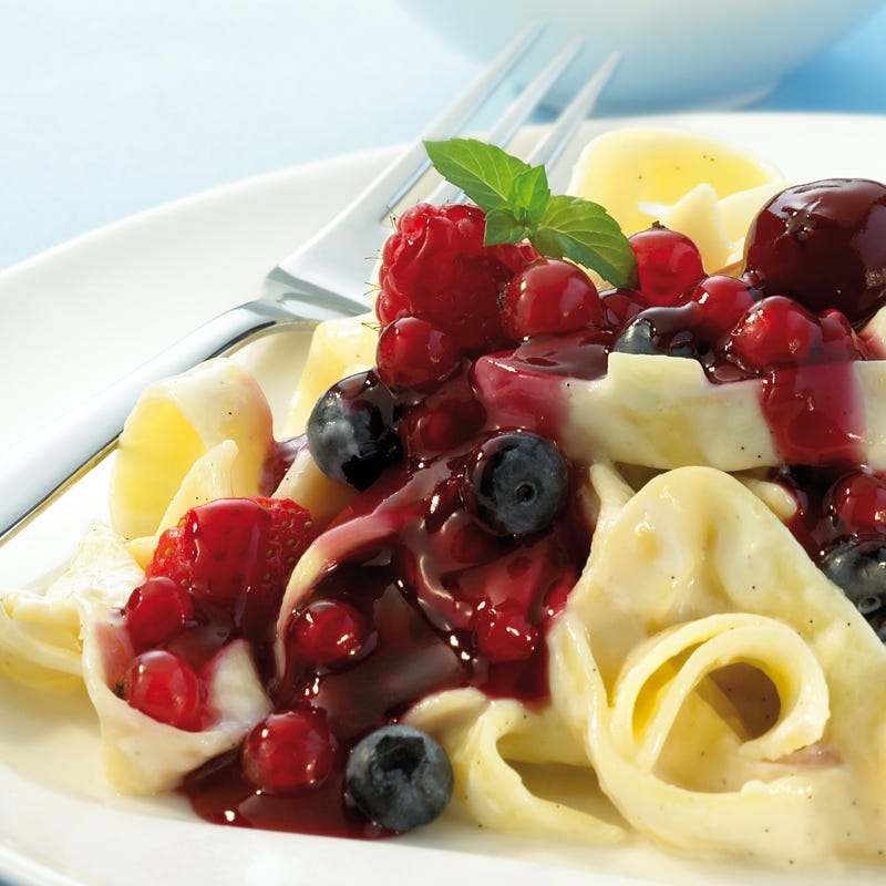 Vanillenudeln mit Beerenkompott