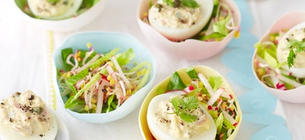 Gefüllte Eier auf Salat