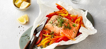 Lachsfilet im Gemüsebett