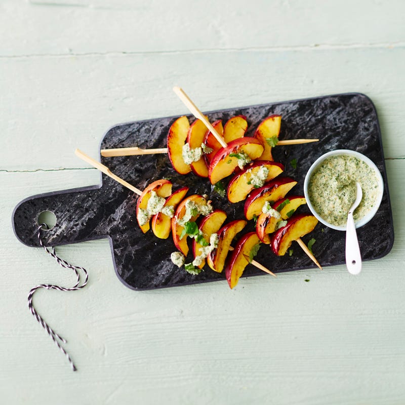 Gegrillte Nektarinen-Spieße mit Melissenpesto