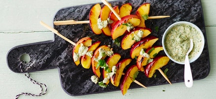 Gegrillte Nektarinen-Spieße mit Melissenpesto