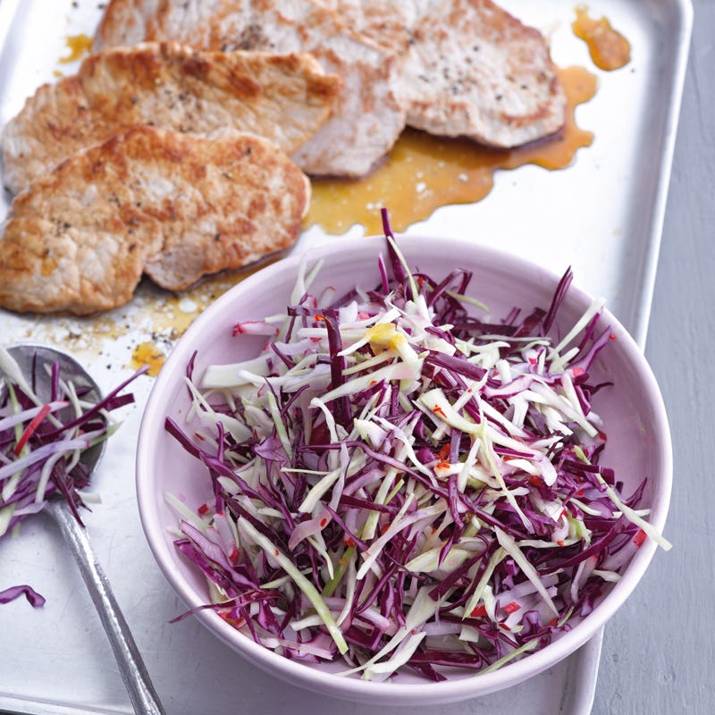 Bunter Chili-Kohl-Salat mit Schweineschnitzel