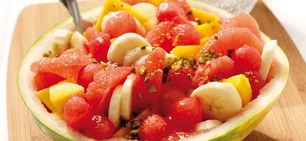 Obstsalat mit Erdbeerdressing