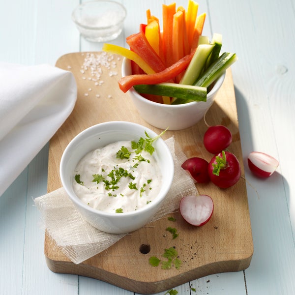 Kräuterdip mit Gemüsestiften Rezept | WW Deutschland Kräuterdip mit Gemüsestiften Rezept | WW Deutschland