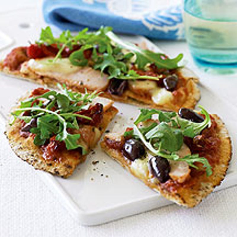 Foto Pizza mit Hähnchenbrust, Oliven und Rucola von WW