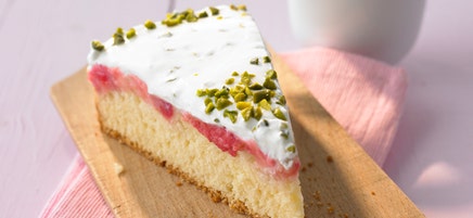 Rhabarberkuchen mit Pistaziencreme