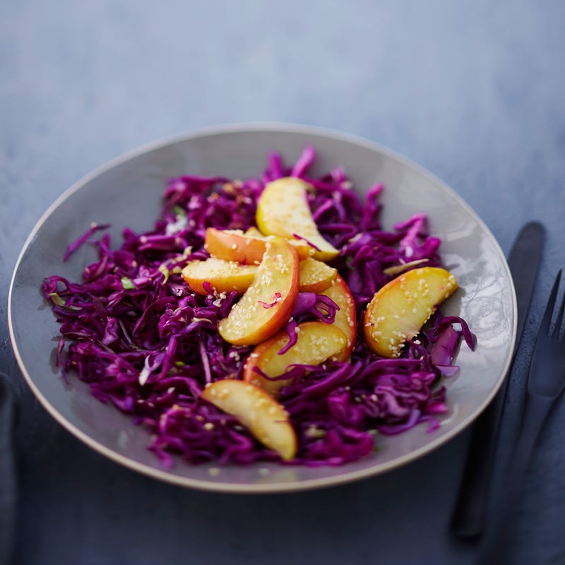 Foto Rotkohlsalat mit gebratenem Sesamapfel von WW