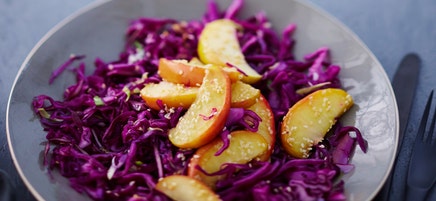Rotkohlsalat mit gebratenem Sesamapfel