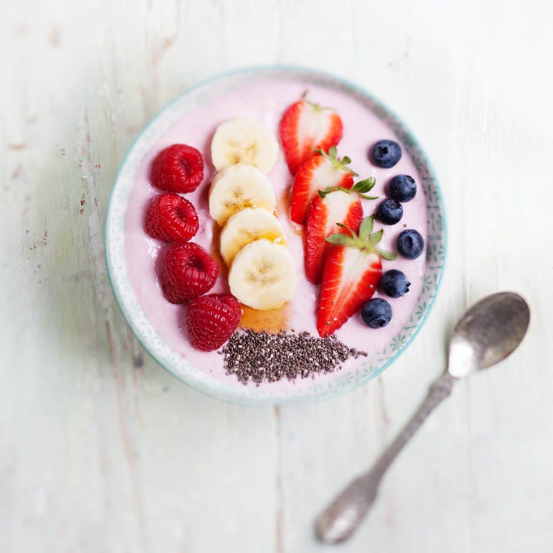 Rote Grütze Bowl mit Banane und Chia-Samen
