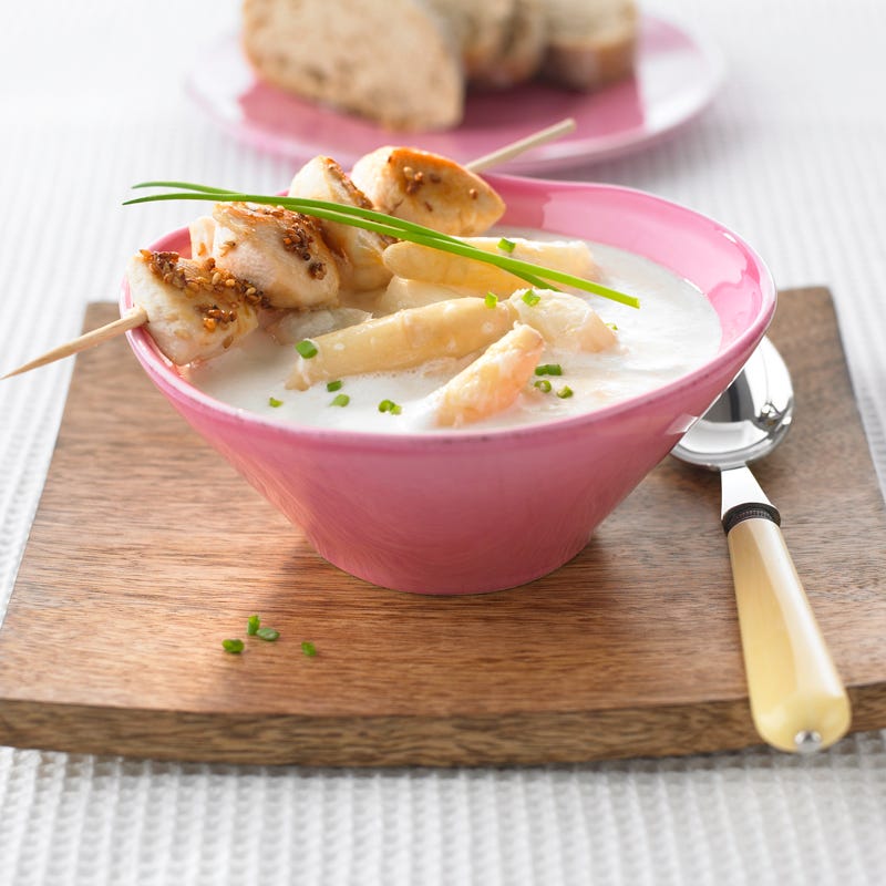 Spargelcremesuppe mit Hähnchen-Sesam-Spießen
