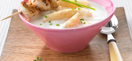 Spargelcremesuppe mit Hähnchen-Sesam-Spießen