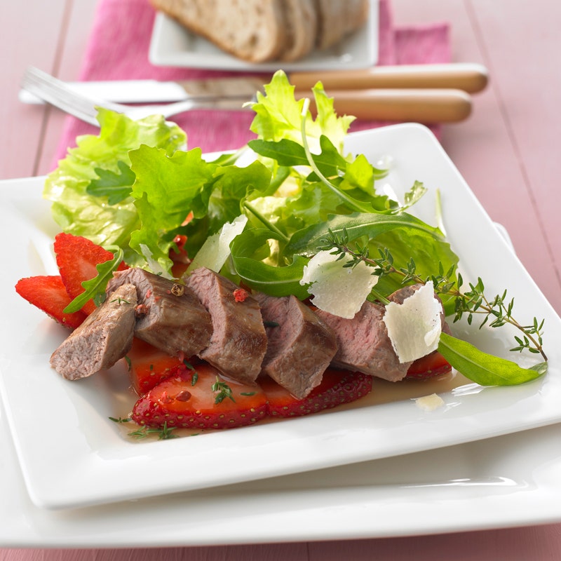 Erdbeercarpaccio mit gebratenem Lamm