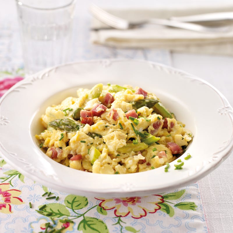 Rührei mit grünem Spargel