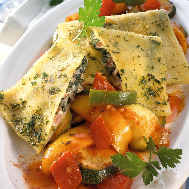 Gefüllte Ravioli auf Gemüsebett