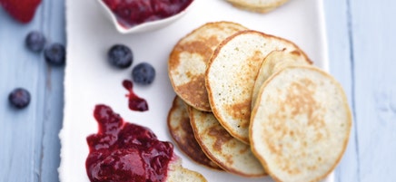 Bananen-Pancakes mit Beerensauce