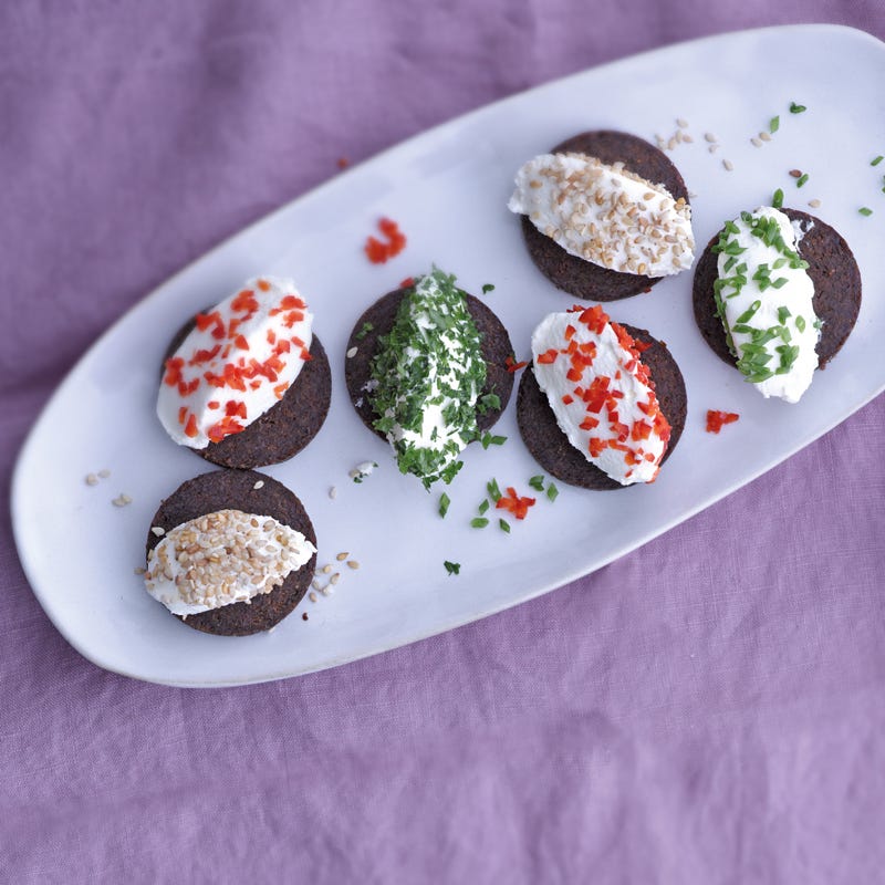 Bunte Frischkäsenocken auf Pumpernickel