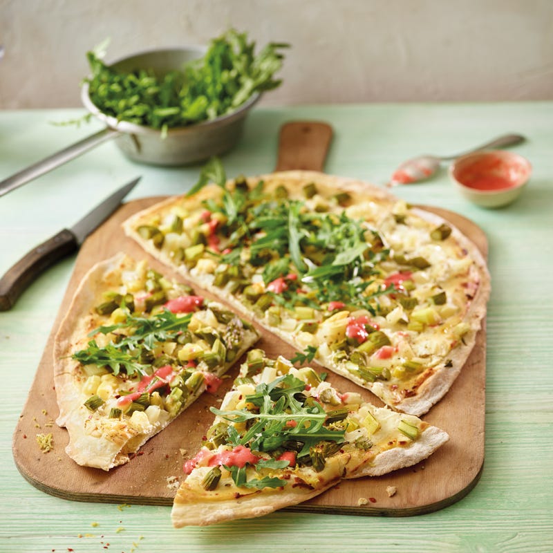 Spargelflammkuchen mit Rucola und Erdbeerdressing