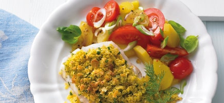 Pangasiusfilet mit Cornflakeskruste und Tomaten-Karotten-Salat