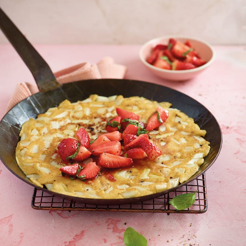 Spargel-Erdbeer-Pfannkuchen mit Basilikum