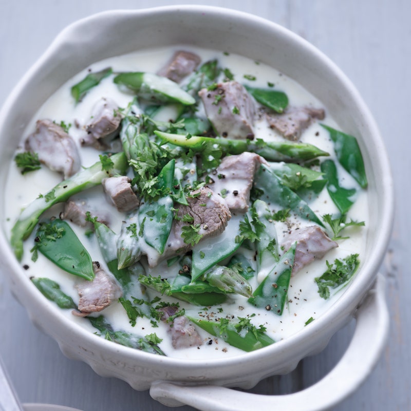 Kalbsfrikassee mit grünem Spargel und Zuckerschoten