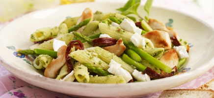 Nudelsalat mit grünem Spargel und Bärlauch