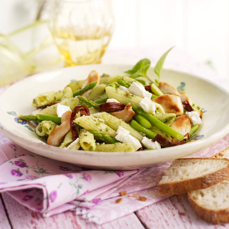 Nudelsalat mit grünem Spargel und Bärlauch