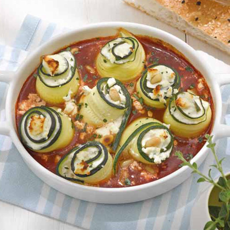 Foto Mit Schafskäse überbackene Zucchini-Créme-Röllchen mit Pinienkernen von WW