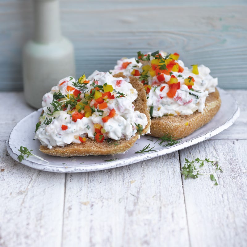Roggenbrötchen mit buntem Paprikaquark