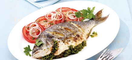 Gegrillte Dorade mit Tomatensalat