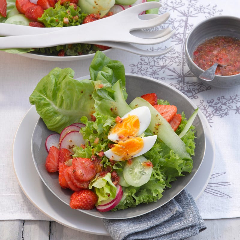 Frühlingssalat mit Erdbeerdressing