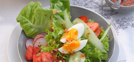 Frühlingssalat mit Erdbeerdressing