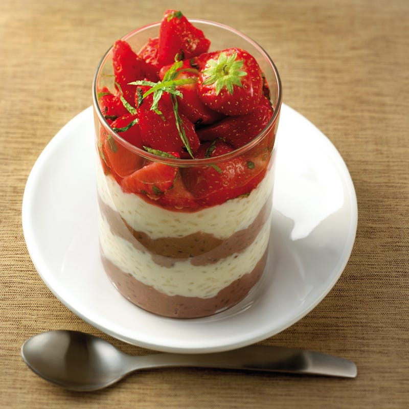 Zebra-Milchreis mit Minzbeeren