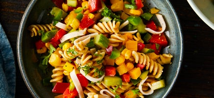 Kunterbunter Hähnchen-Nudel-Salat