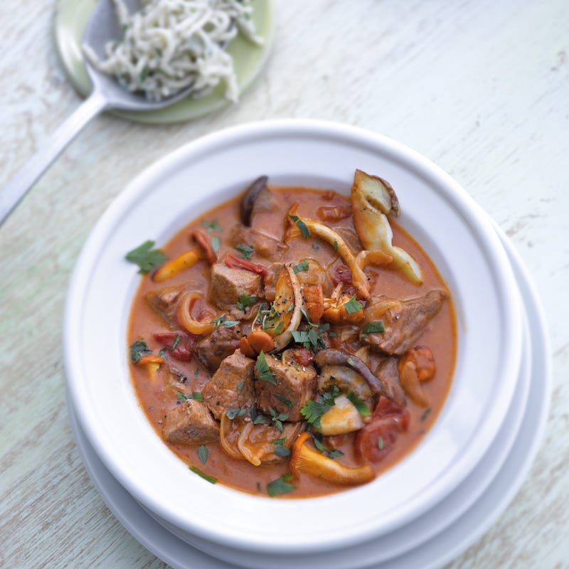Rindergulasch mit Waldpilzen und Kräuterspätzle