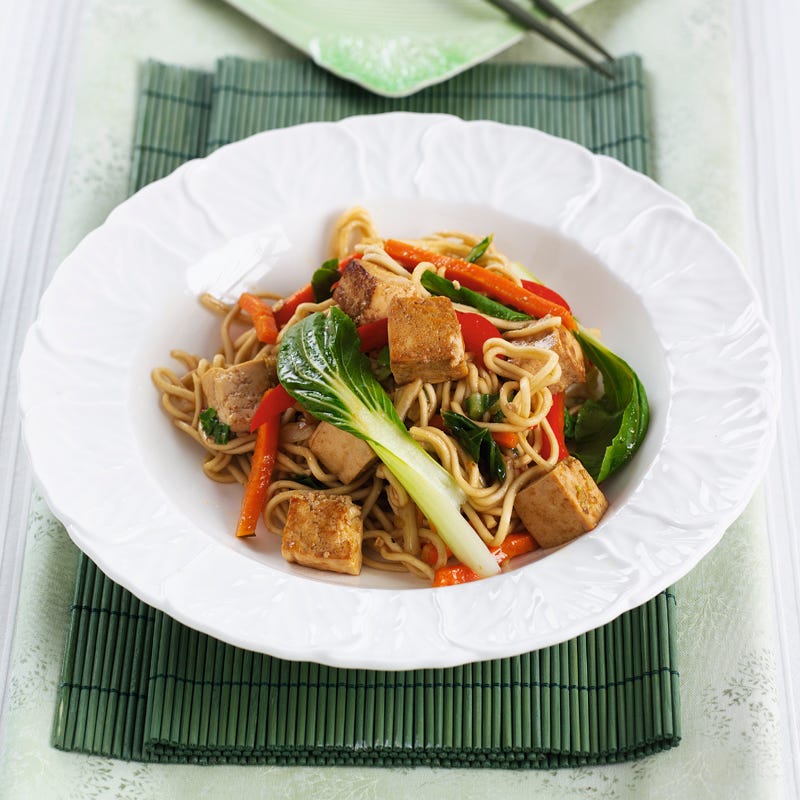 Asia-Nudeln mit Tofu und Pak Choi