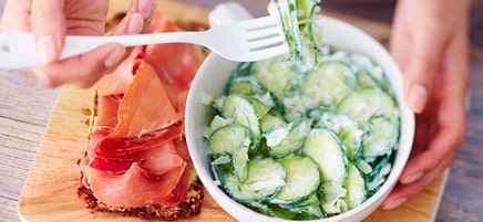 Gurken-Dill-Salat mit Schinkenbrot
