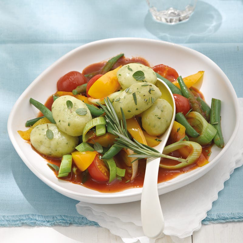 Foto Mediterrane Gnocchi mit buntem Gemüse und Kräutern von WW