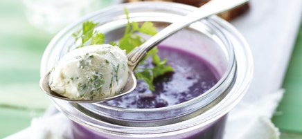 Rotkohlsuppe mit Frischkäsenocken