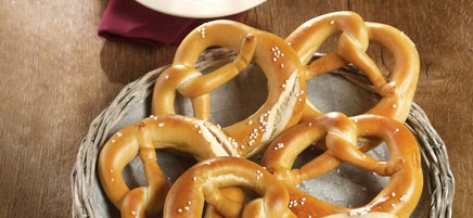 Laugenbrezeln mit Radieschen-Quark-Dip