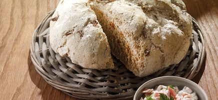 Zwiebelbrot mit Schinkendip