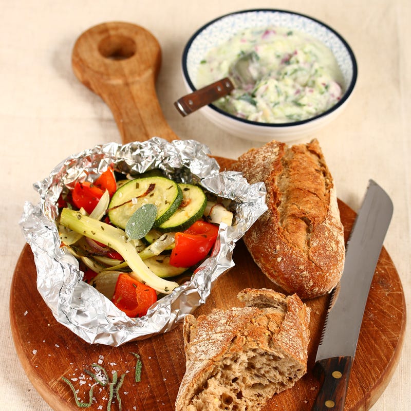 Mediterrane Gemüsepäckchen mit Tzatziki und Baguette
