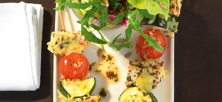 Tofuspieße mit gemischtem Blattsalat