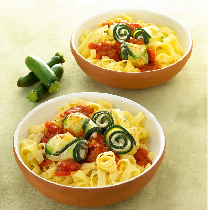 Foto Zucchini-Schafskäse-Röllchen mit Tomatensauce von WW