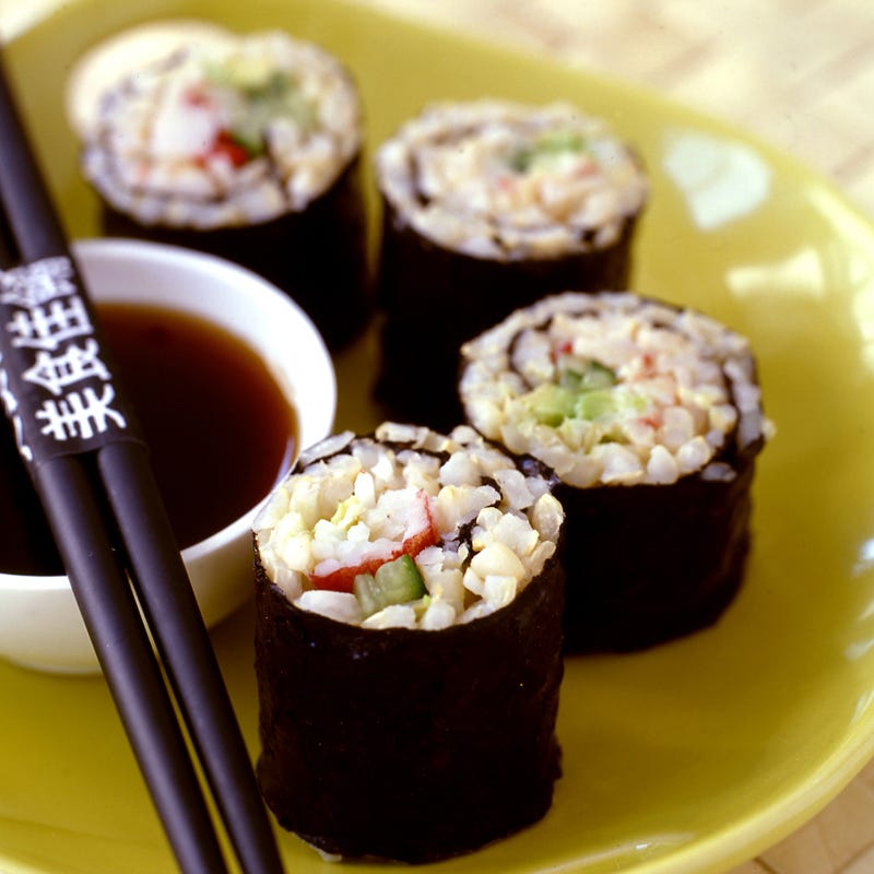 Foto Surimi-Sushi aus braunem Reis von WW
