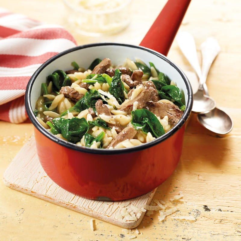 Nudel–Rindfleisch–Risotto mit Spinat