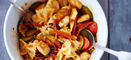 Warmer Nudelsalat mit Hähnchen