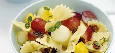 Obstsalat mit Nudeln